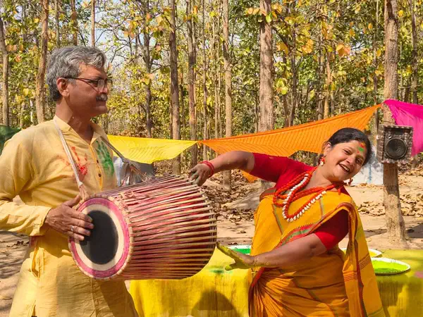 Dhol player and dancer during Dol Utsav