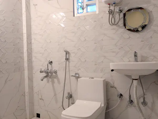 Clean marble bathroom in the deluxe room